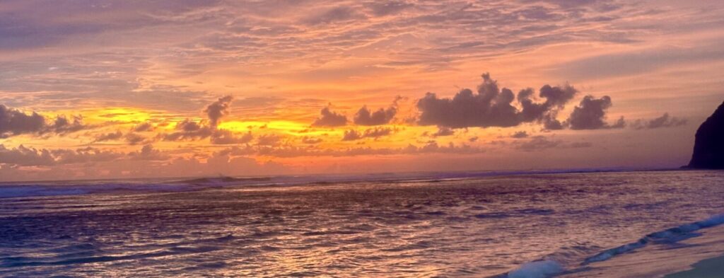 melasti beach Bali zapad slunce, Uluwatu, kam na Bali