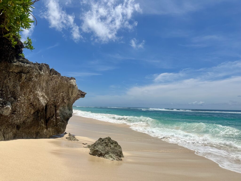 Uluwatu Melasti beach na Bali s bill pískem ve dne