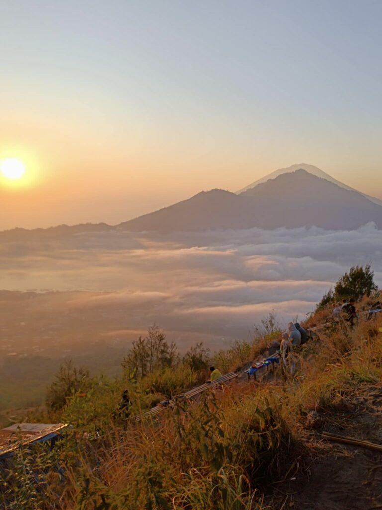 Sopka Batur v Ubudu na Bali za východu slunce